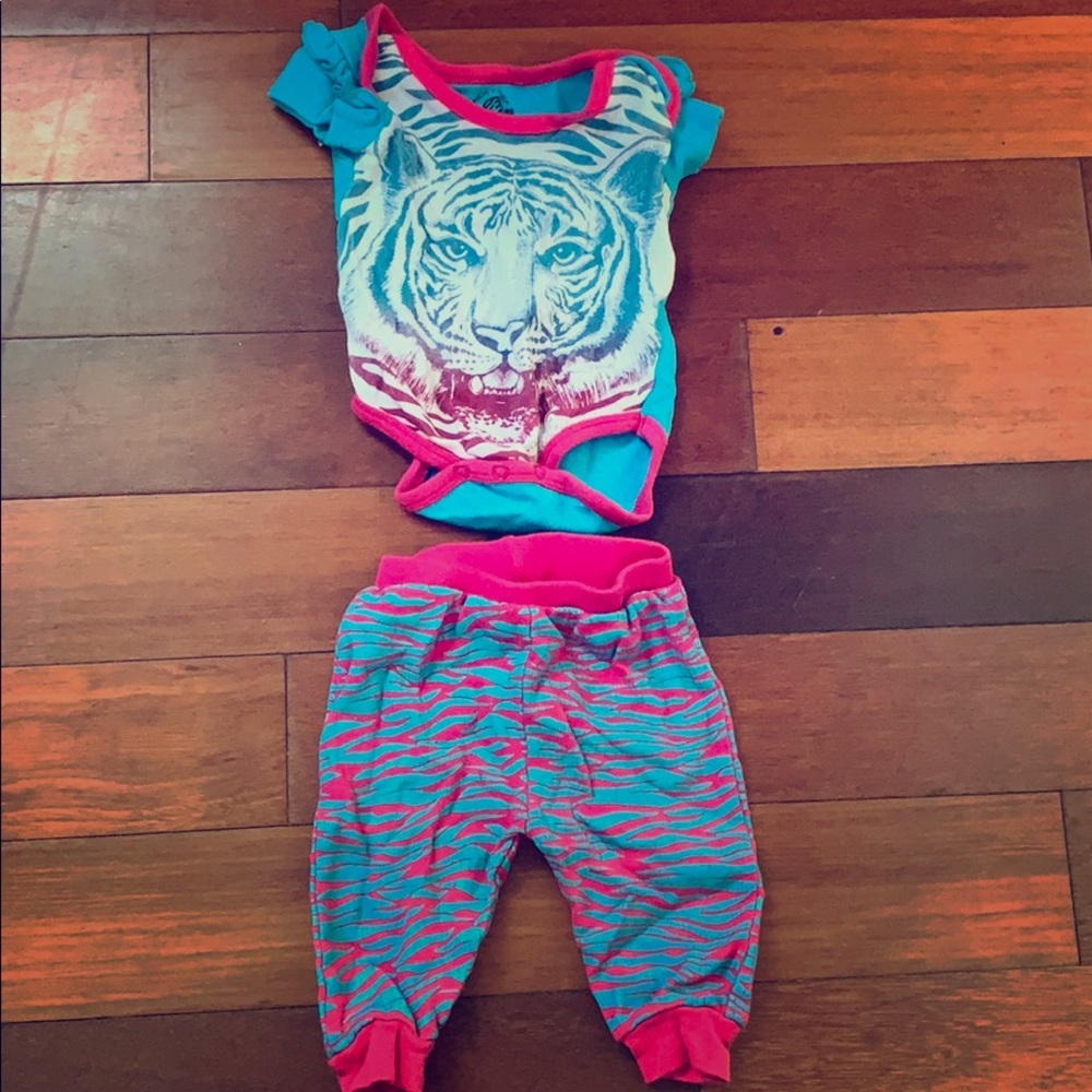 Super cute pj set! 💚